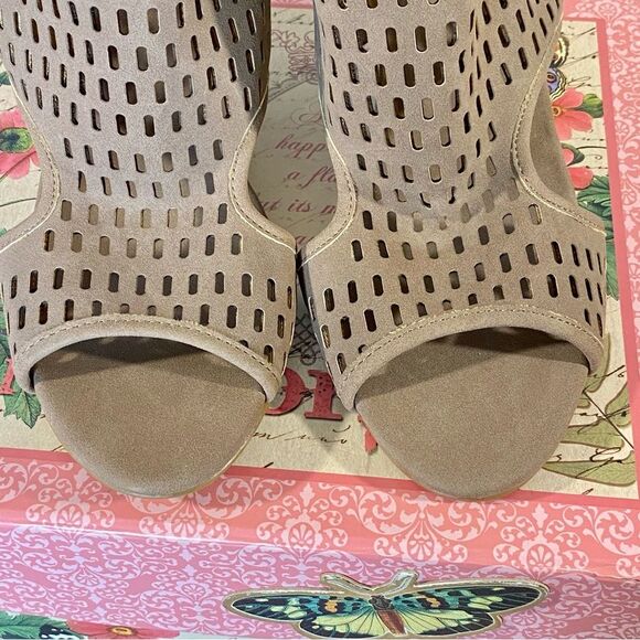 Avon Taupe Wedge Style Sandals Modern Perforated Design Womens Size 9 - Picture 2 of 6